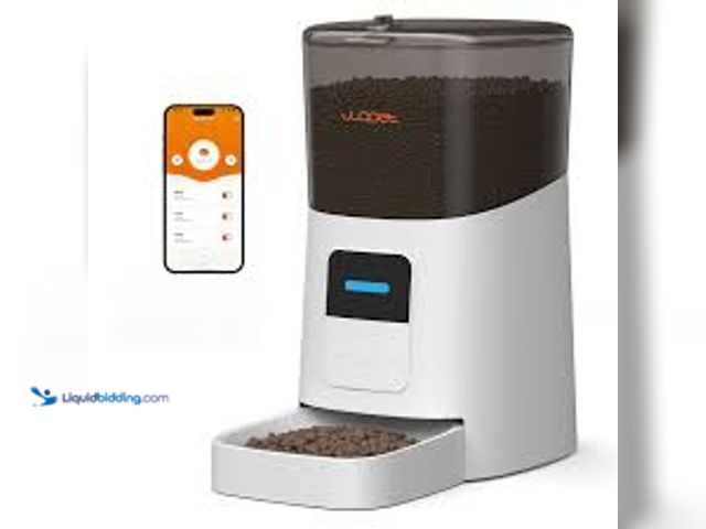 Lot 49-5433783 - WOPET Automative Pet Feeder. Item is Ysed, Charger included. Item has Scuffs and scratches