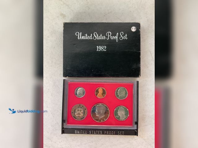 Lot 49-1505532 - 1982 UNITED STATES PROOF SET 5 COINS IN HARD PLASTIC CASE AND ORIGINAL SLEEVE #COINS1211