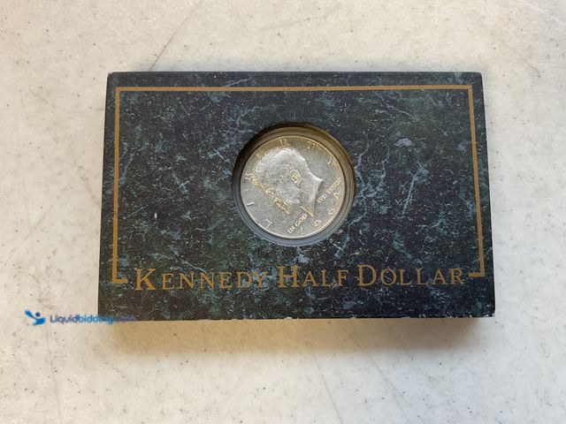 Lot 49-1830548 - NICE 1964 KENNEDY HALF DOLLAR COIN 90% SILVER IN COLLECTOR CASE #COINS0219