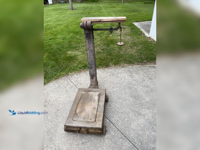 Lot 49-1975001 - Howe #8 1/2 Platform scale Vintage "General Store" scale, has original counterweights and works.
Man...