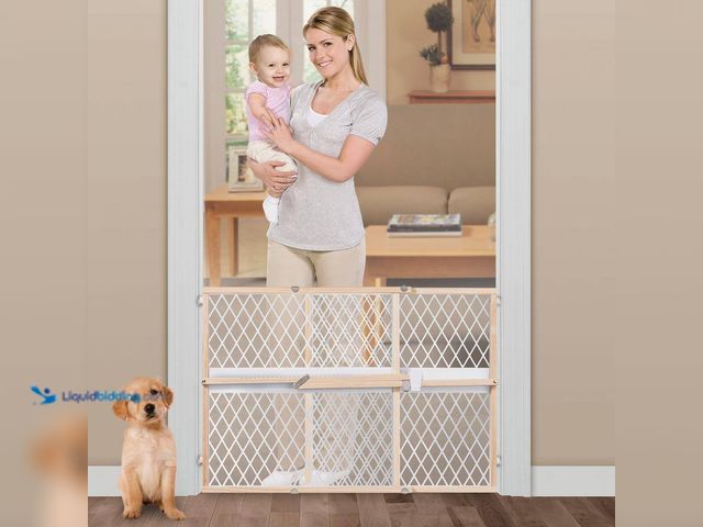 Lot 49-5405841 - Summer Infant
24 in. Secure Pressure Mount Wood/Plastic Mesh Baby and Pet Gate New