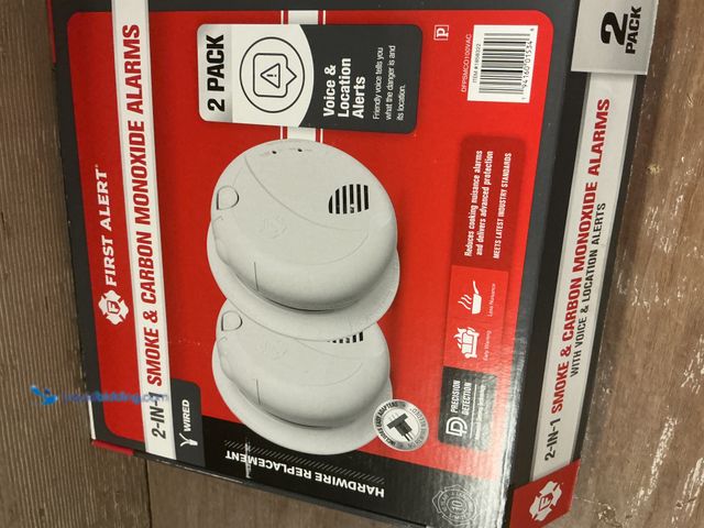 Lot 49-5484668 - First Alert Hardwired Combo Smoke and CO Alarm (unable to test) (scuffs and scratches) Unused