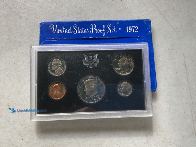 Lot 49-1830747 - 1972 UNITED STATES PROOF SET 5 COINS IN HARD PLASTIC CASE AND ORIGINAL SLEEVE #COINS0219