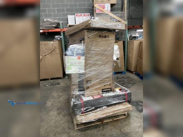 Lot 49-5541744 - Salv Pallet