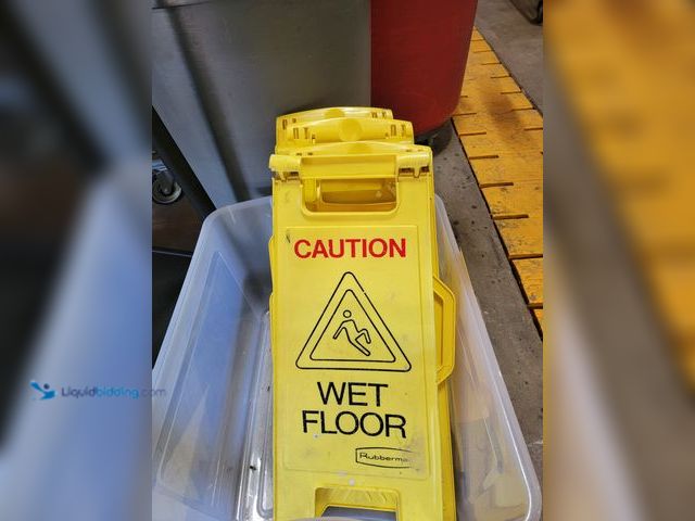 Lot 49-1816032 - 6 Wet Floor Signs Used Wet Floor Signs
