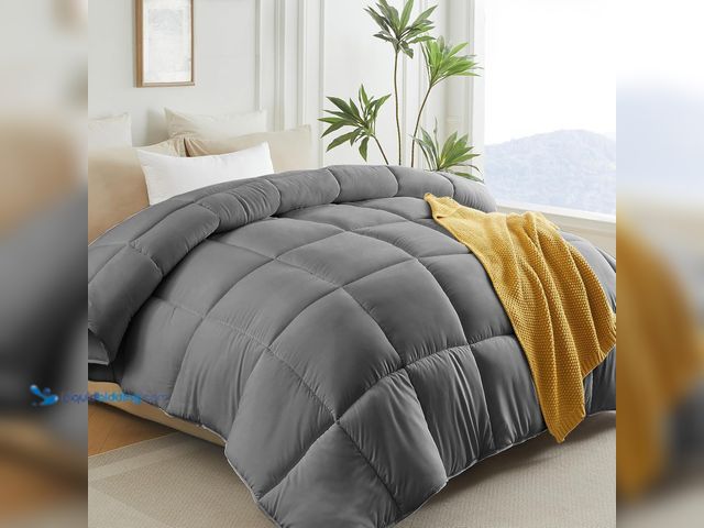 Lot 49-5406130 - L LOVSOUL Down Alternative Queen Comforter, Duvet Insert, All Season Duvet Insert with Corner Tabs, ...