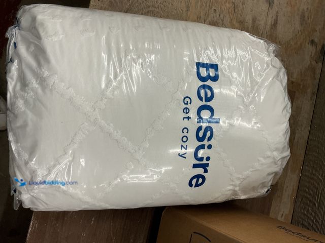 Lot 49-3528485 - Comforter Set Solid Embroidery New