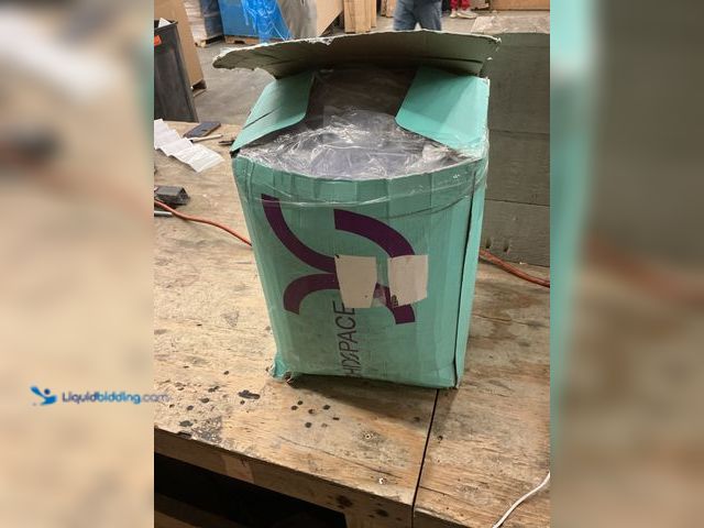 Lot 49-3531125 - Queen Size Mattress Topper (green/white) Unused