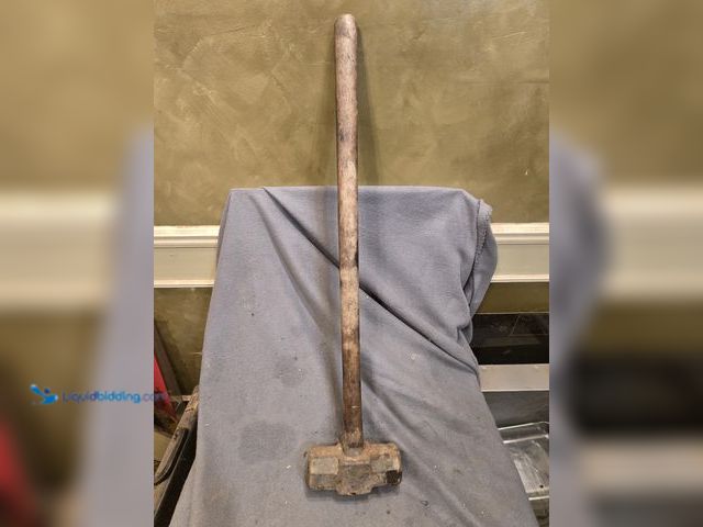Lot 49-1805593 - 1 10 lb Sledge Hammer      item is used but handle is straight and no cracks.