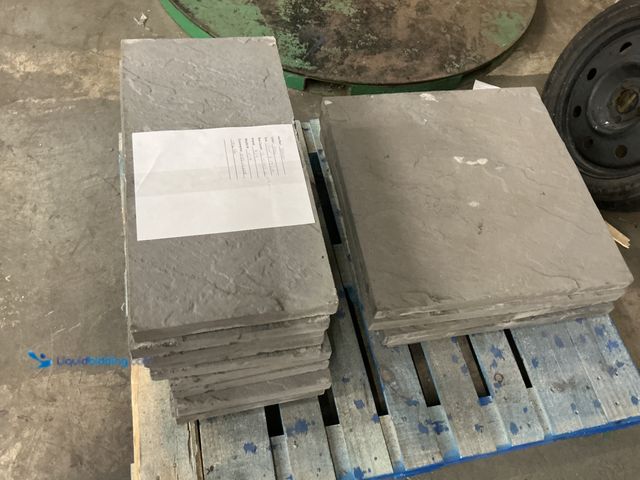 Lot 49-5440039 - Gray Stone Tiles (12) 12"x24" and (6) 24"x24" (ends chipped)