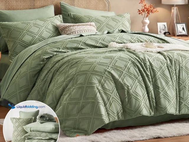 Lot 49-1975260 - Queen 7 Pc Bed in a Bag. Flat and fitted sheet, 2 pillow cases, 2 pillow shams, and lightweight comf...