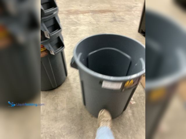 Lot 49-5485931 - Rubbermaid Commercial Products. BRUTE 32 Gal. Grey Vented Plastic Outdoor Trash Can with Lid For Res...