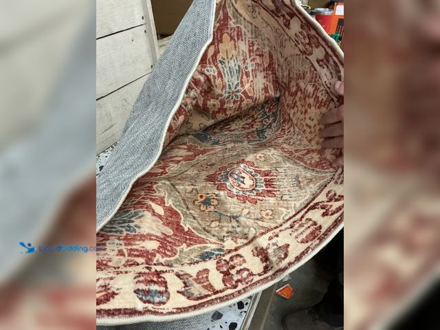 Lot 49-5476916 - Small patterned area rug. Unused