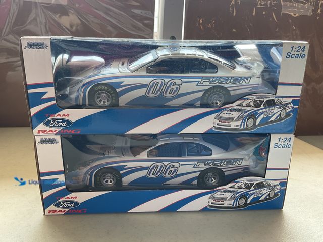 Lot 49-1804640 - 2 FORD RACING 2006 FUSION 1/24 SCALE DIECAST CARS.