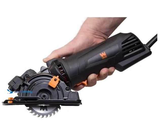 Lot 49-2004563 - WEN 4.2-Amp 3-3/8-Inch Plunge Cut Compact Circular Saw with Laser, Carrying Case, and Three Blades, ...