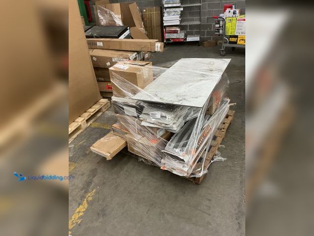 Lot 49-5453514 - FLOORING PALLET - IMPORTANT: Please note that the condition of this lot is SALVAGE. Some pieces may ...