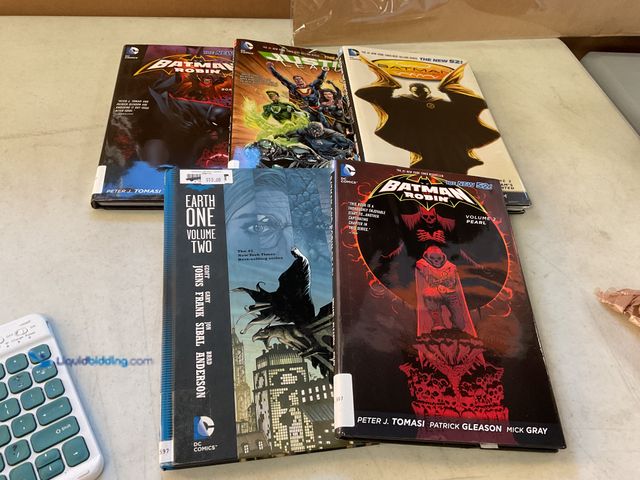 Lot 49-1811294 - COLLECTIBLE 5 TRADE PAPERBACK HARDCOVER COMIC BOOKS BY DC