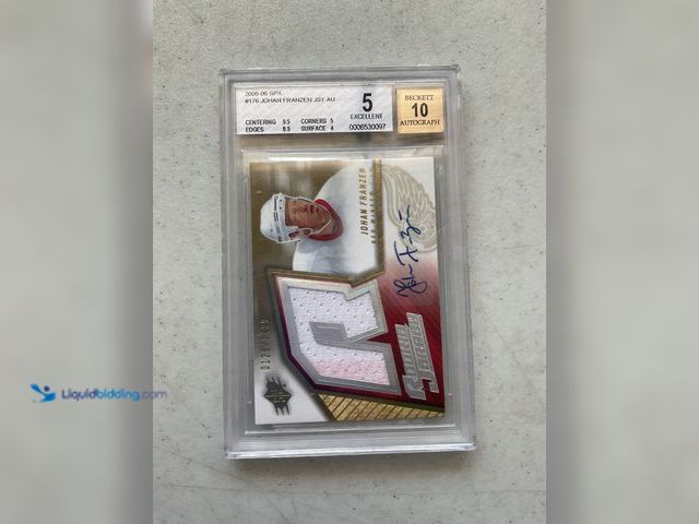 Lot 49-1804620 - GRADED CARD!! 2005-06 SPX JOHAN FRANZEN #176 BECKETT AUTOGRAPH