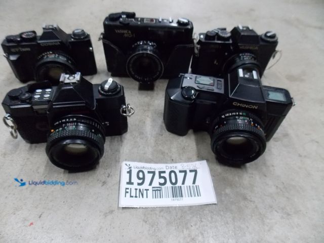 Lot 49-1975077 - 5 Cosina, Yashica (X2), Chinon,Quantaray CT1SUPER, MG-1, CP-7M, RZ800, FR I Vintage Cameras 5 Vintag...