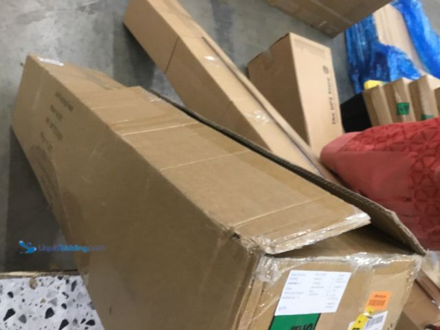 Lot 49-3536616 - Golf Putting Green 5x10 Ft SKU:B07TCS31GV Item is unused