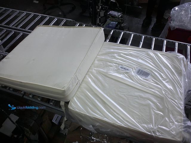 Lot 49-1518554 - Set of 2 19in x 19,5 in Square Patio Chair Cushions in Light Beige, Slightly Used  Ref#MTMED0804