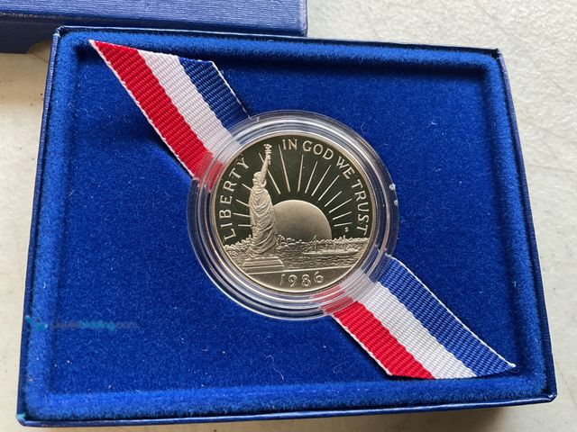 Lot 49-1804552 - 1986 LIBERTY HALF DOLLAR COIN
