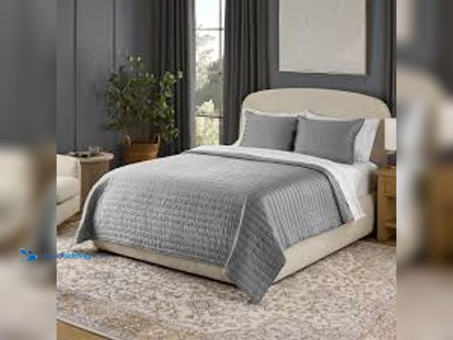 Lot 49-5581551 - Member’s Mark 3-Piece king size GREY Cotton-Tencel Sateen Quilt Set MODEL:193968550608 NEW