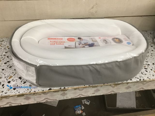 Lot 49-5410945 - Skip Hop Shooting Star Sweet Retreat 2 Stage Baby Lounger. [Style # 195861032243] Unused