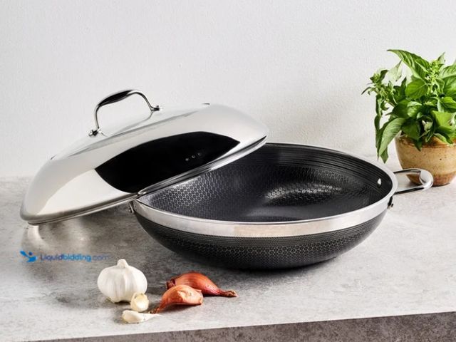 Lot 49-5538690 - HexClad 14" Commercial Wok with Glass Lid - Item 1698673. Unused