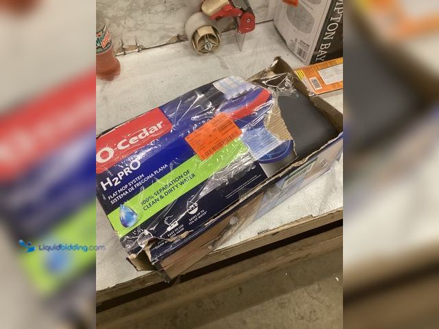 Lot 49-5483894 - O-Cedar H2prO Microfiber Flat Mop System. Model # 175765. Used
