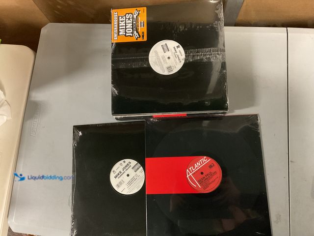 Lot 49-1505953 - LOT OF 20 FACTORY SEALED VINYL RECORDS FROM VARIOUS YEARS AND ARTISTS INCLUDING SEAN PAUL, MIKE JONE...