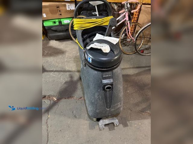 Lot 49-1814657 - 1 Clarke Summit Pro 185Q Commercial wet/dry vac Machine runs.  Comes with squeege