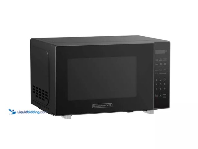 Lot 49-5538627 - BLACK+DECKER 0.7 cu ft Microwave Black. Model #840296518540. New