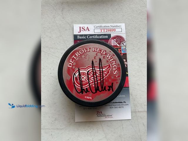 Lot 49-1801465 - RED WINGS HALL OF FAMER CHRIS CHELIOS AUTOGRAPHED HOCKEY PUCK.