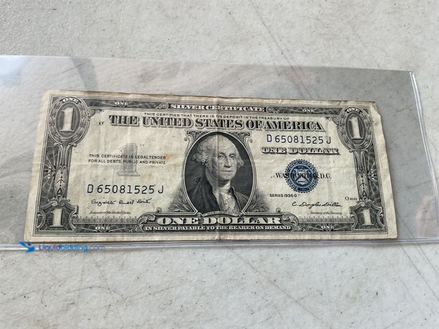 Lot 49-5515571 - 1935 G BLUE SEAL UNITED STATES ONE DOLLAR SILVER CERTIFICATE
