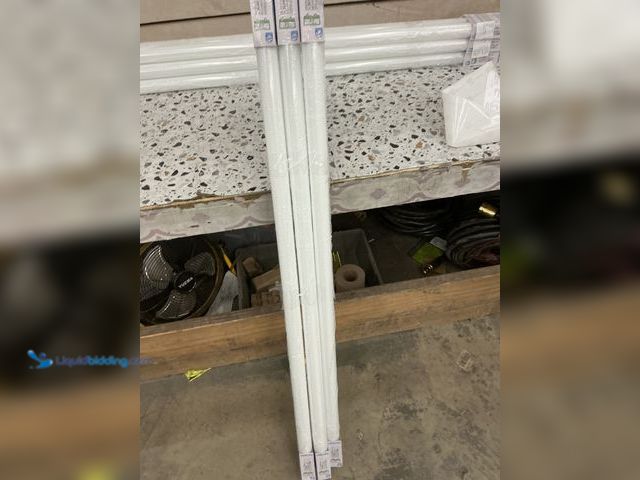 Lot 49-5476342 - Philips 40w 48 In. Daylight Deluxe T12 Bi-pin Fluorescent Tube Light Bulb (3-pack). Item is Unused