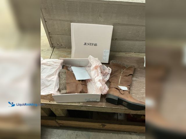 Lot 49-5463355 - Brown Knee Highn Boots with Liner. Item is Unused