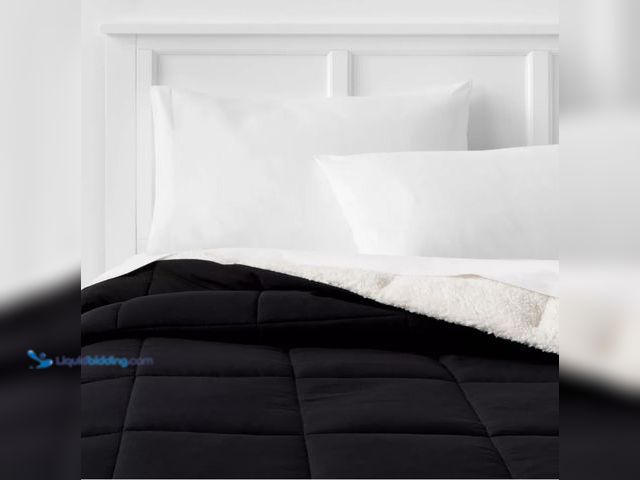 Lot 49-2001319 - Room Essentials Full/Queen Faux Shearling Washed Microfiber Reversible Comforter Black - Room Essent...