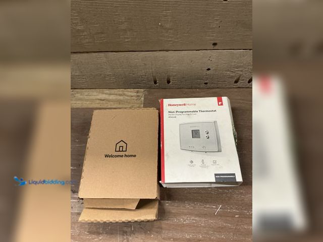 Lot 49-3527483 - Honeywell RTH111B1024 Digital Non-Programmable Thermostat (dirty) (powers on) Used