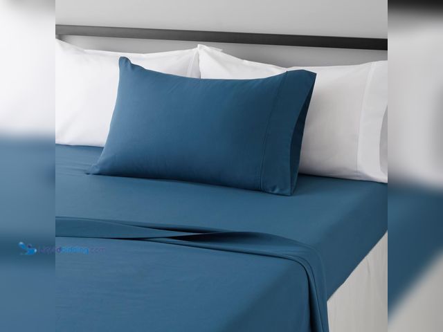 Lot 49-1557324 - Amazon Basics Twin Size Lightweight Super Soft Easy Care Wrinkle Free Microfiber 3 Piece Bed Sheet S...