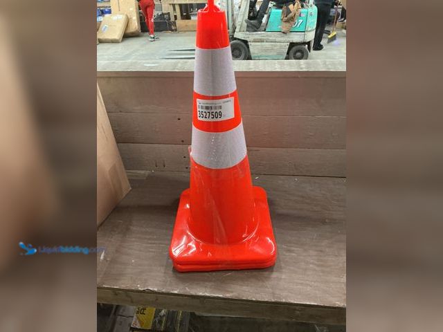 Lot 49-3527509 - 26in Orange Traffic Cones (2pack) Unused