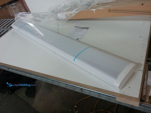 Lot 49-3472635 - Commercial Electric 1-Pack 48 in. 4000 Lumens Integrated LED White Wraparound Light 4000K Bright Whi...