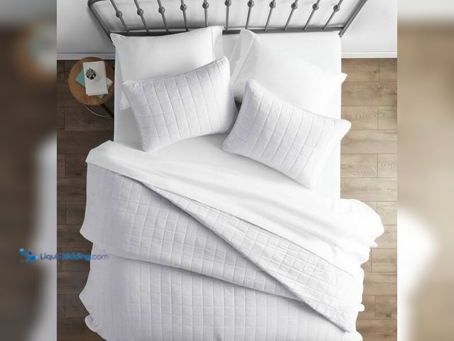 Lot 49-5446911 - Becky Cameron
Square White King Performance Quilted Coverlet Set Item is unused and dirty