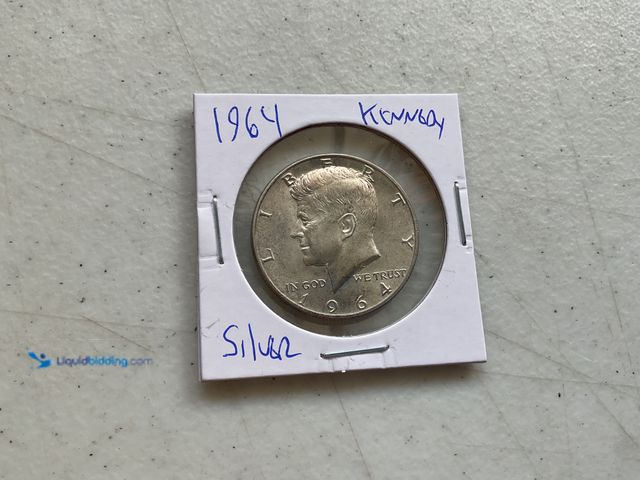 Lot 49-1801401 - 1964 KENNEDY HALF DOLLAR COIN 90% SILVER #COINS814