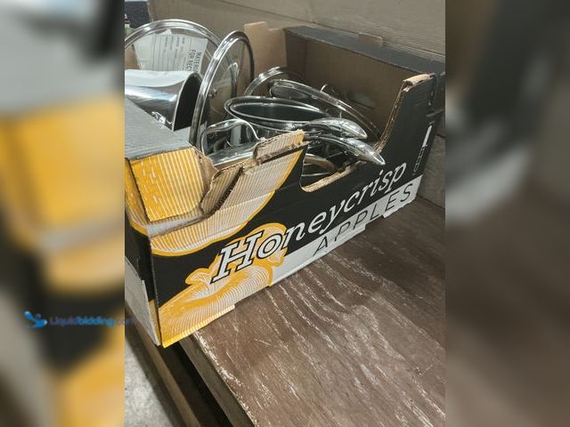 Lot 49-5484687 - 3 pans and 3 pots W/ 6lids Set (scuffs and scratches) Used