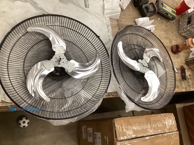 Lot 49-5545046 - VEVOR 18 inch Wall Mount Fan Oscillating, 3-speed High Velocity Max. 4000 CFM Industrial Wall Fan fo...