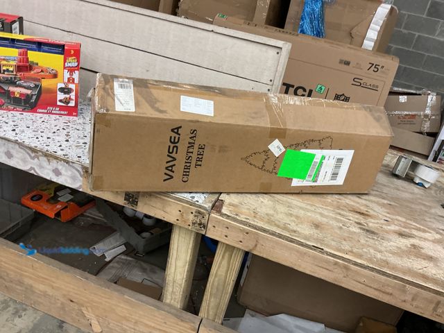 Lot 49-5459918 - VAVSEA Pre Lit Christmas Tree. Unused.