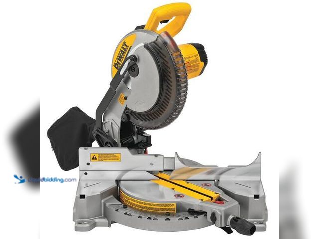 Lot 49-3565002 - DEWALT
15 Amp Corded 10 in. Compound Single Bevel Miter Saw Used