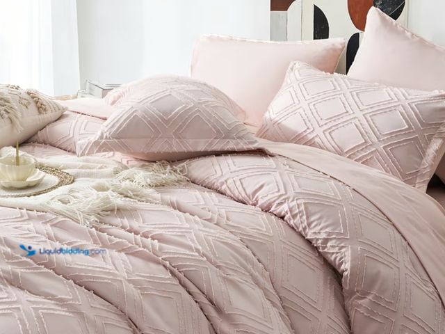 Lot 49-1975259 - Queen 7 Pc Bed in a Bag. Flat and fitted sheet, 2 pillow cases, 2 pillow shams, and lightweight comf...