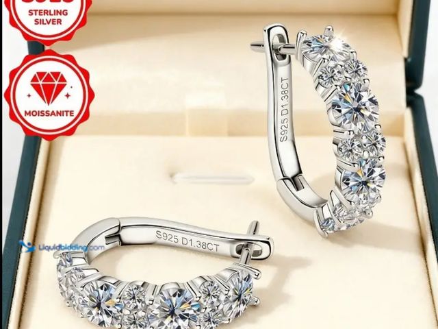 Lot 49-1817534 - 1 Pair of Elegant
925 Sterling Silver Moissanite Earrings. New unused.